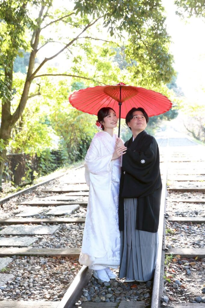 蹴上インクラインで白無垢と紋付袴の和装の前撮り(線路跡と和傘)