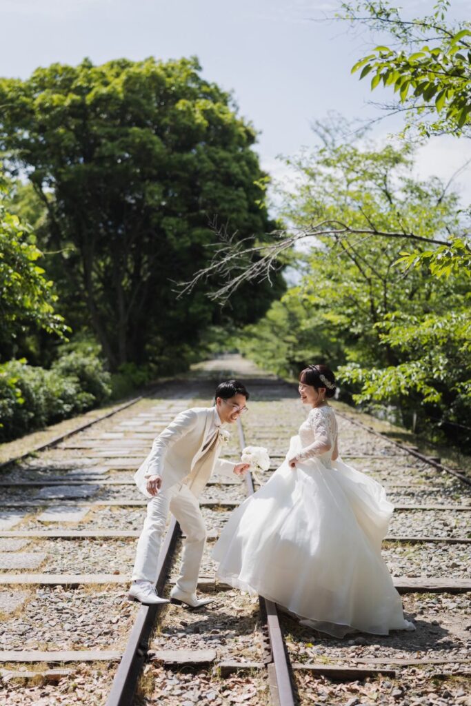 蹴上インクラインでドレスとタキシードの洋装の前撮り(線路跡)
