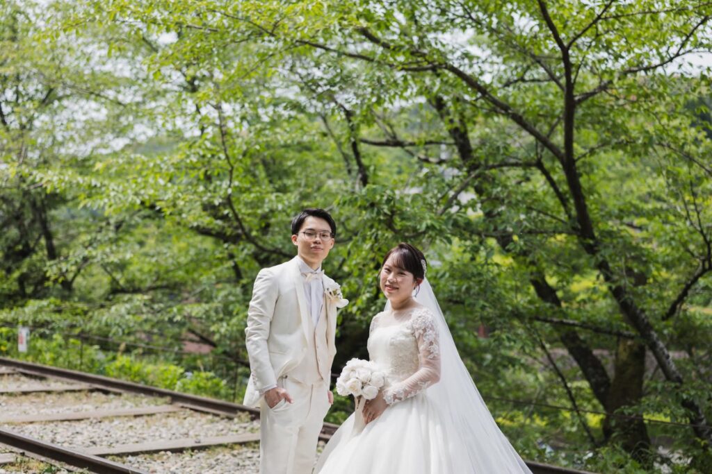 蹴上インクラインでドレスとタキシードの洋装の前撮り(新緑の線路跡)