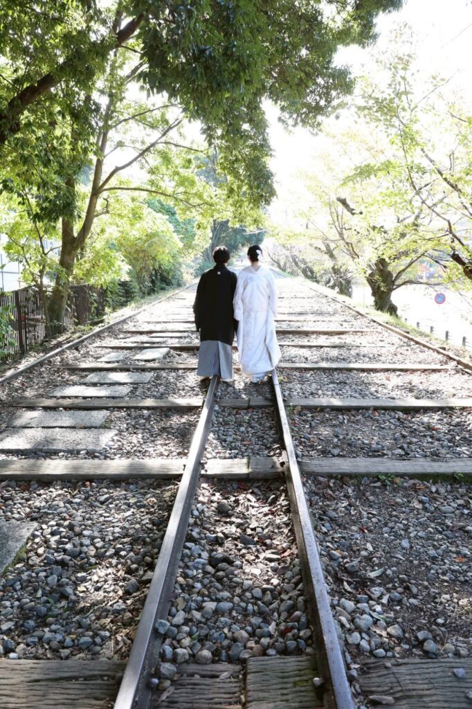 蹴上インクラインで白無垢と紋付袴の和装の前撮り(線路跡の並木道)