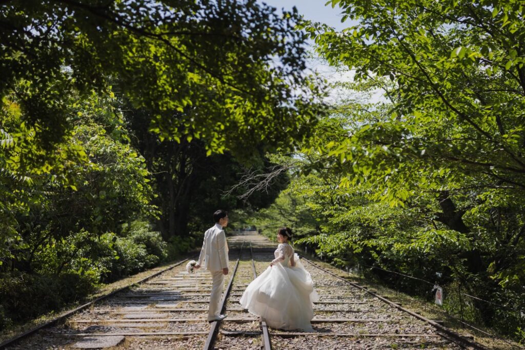 蹴上インクラインでドレスとタキシードの洋装の前撮り(新緑の線路跡)