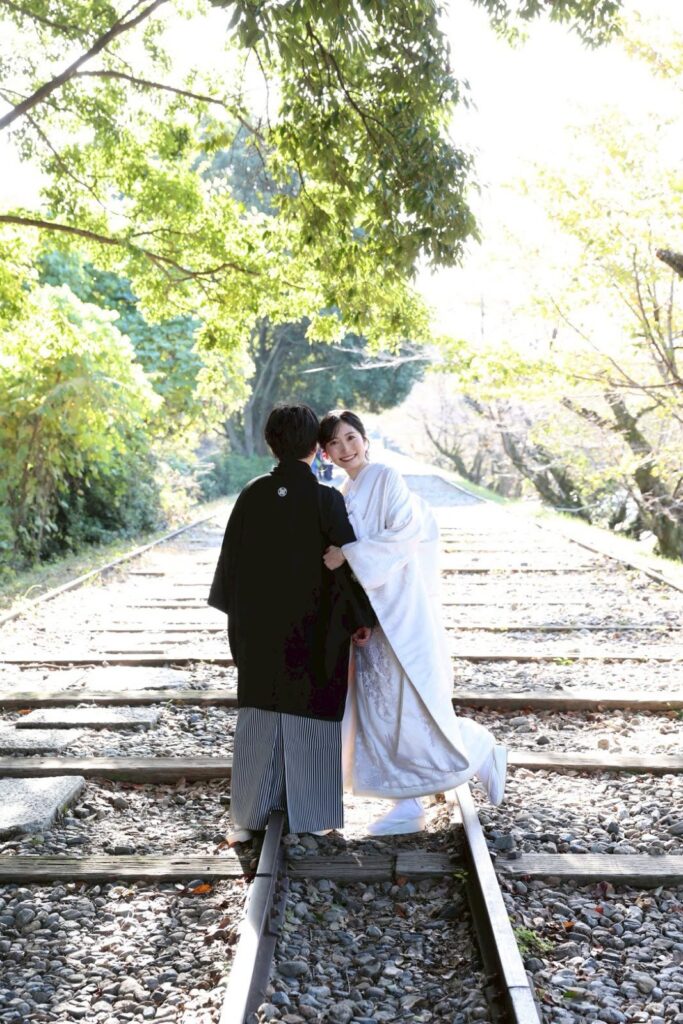 蹴上インクラインで白無垢と紋付袴の和装の前撮り(線路跡の並木道)