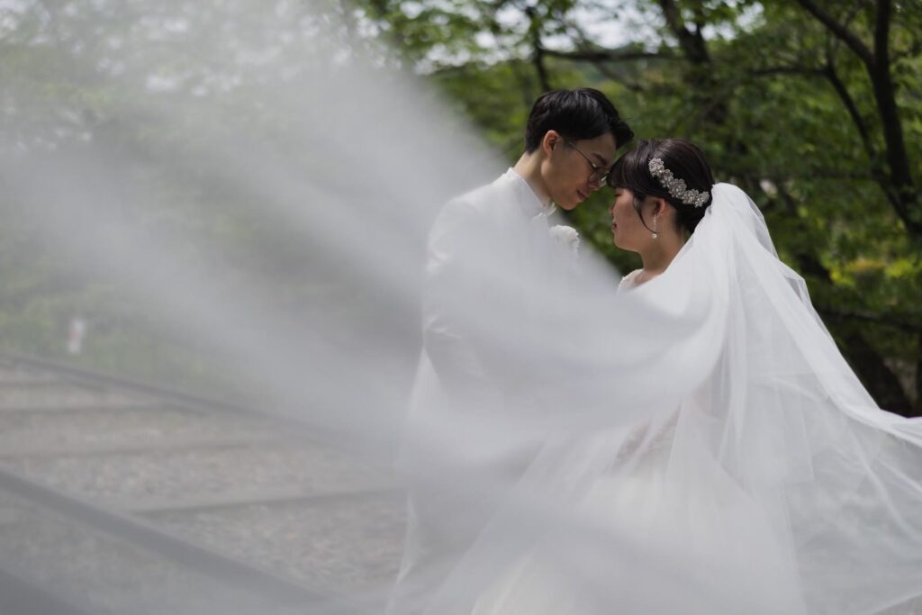 蹴上インクラインでドレスとタキシードの洋装の前撮り(ベールが舞うカット)