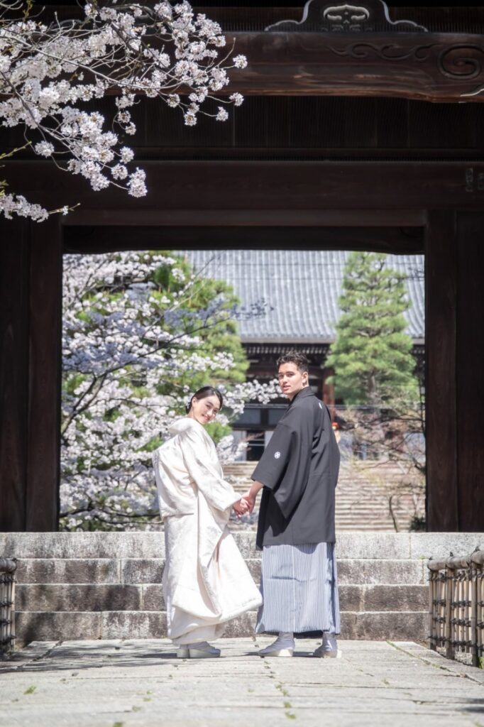 金戒光明寺で白無垢と紋付袴の和装の前撮り(山門と桜)