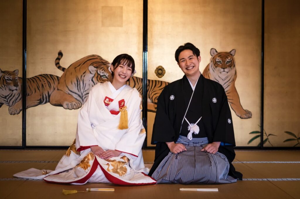 金戒光明寺で色打掛と紋付袴の和装の前撮り(虎の襖絵の前)