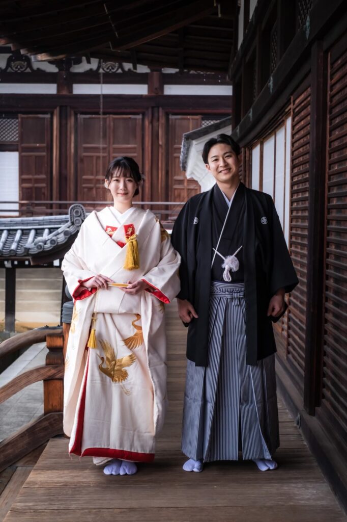 金戒光明寺で色打掛と紋付袴の和装の前撮り(縁側で)
