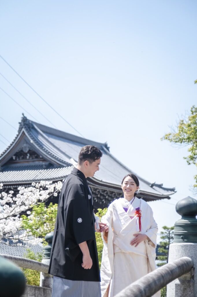 金戒光明寺で白無垢と紋付袴の和装の前撮り(お堂と青空)