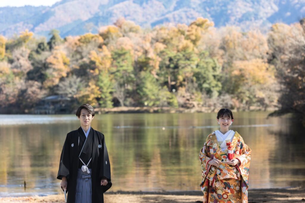 宝ヶ池で色打掛と紋付袴の和装の前撮り(池と山並み)