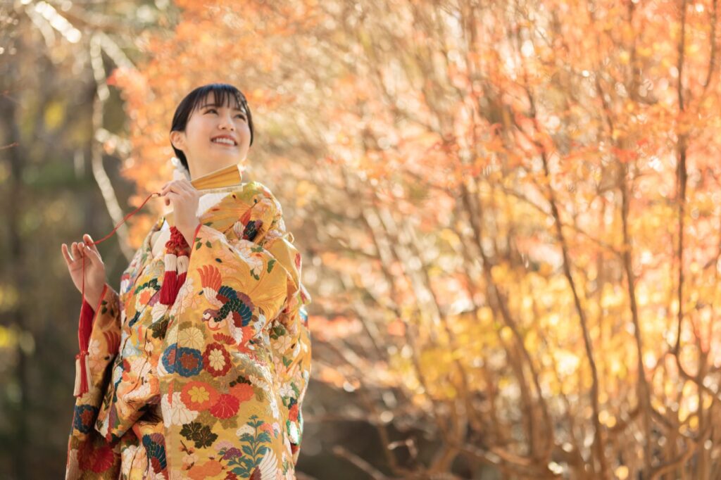 宝ヶ池で色打掛と紋付袴の和装の前撮り(紅葉の中で)
