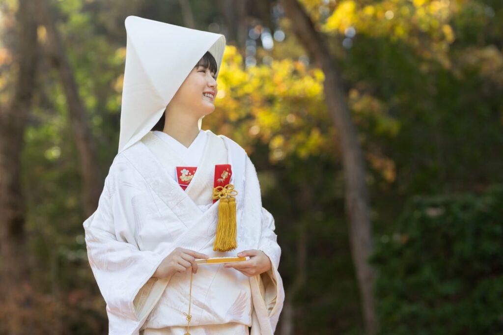 宝ヶ池で白無垢の和装の前撮り(紅葉の木立)