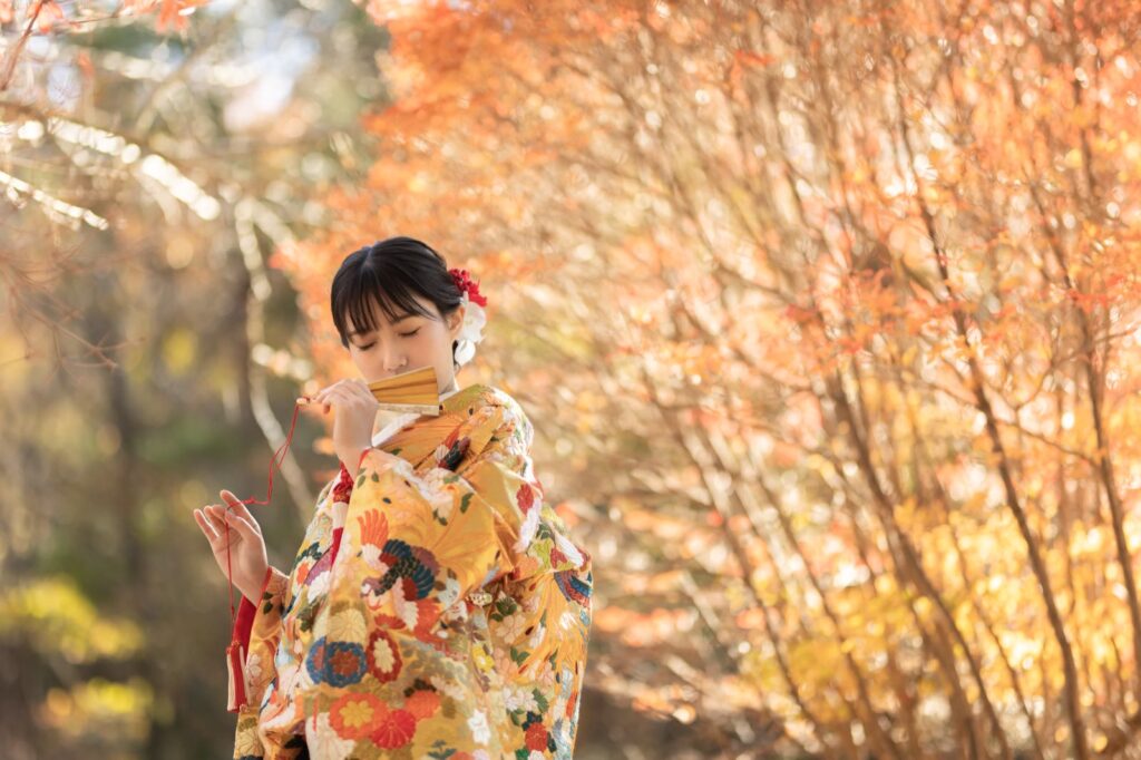 宝ヶ池で色打掛と紋付袴の和装の前撮り(紅葉の中で)