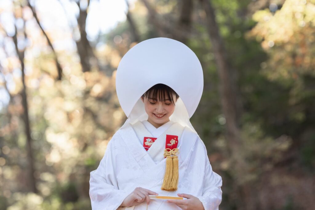 宝ヶ池で白無垢の和装の前撮り(木立の中で)