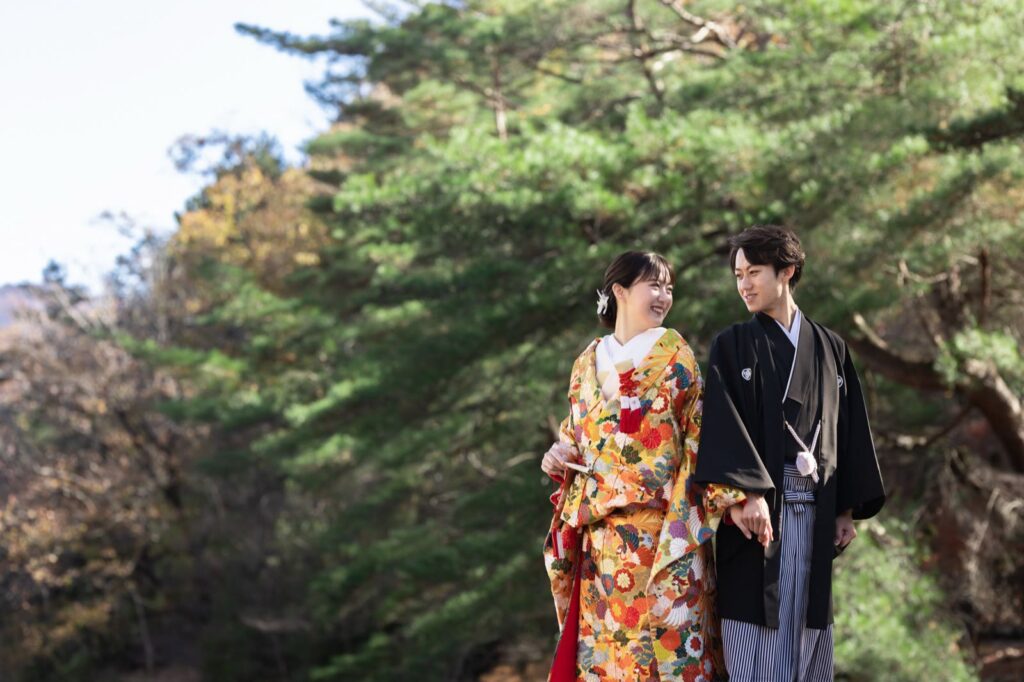 宝ヶ池で色打掛と紋付袴の和装の前撮り(松の木の下で)