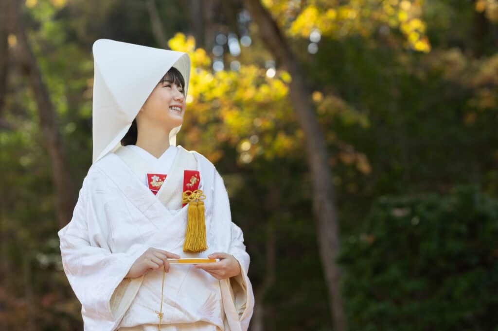 宝ヶ池で白無垢の和装の前撮り(紅葉の木立)