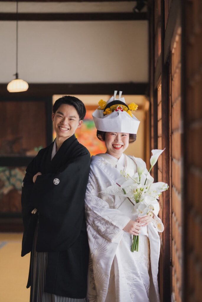 随心院で白無垢と紋付袴の和装の前撮り（縁側の前で）