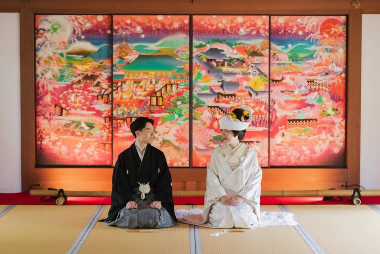 随心院で白無垢と紋付袴の和装の前撮り（色鮮やかな襖絵の前）