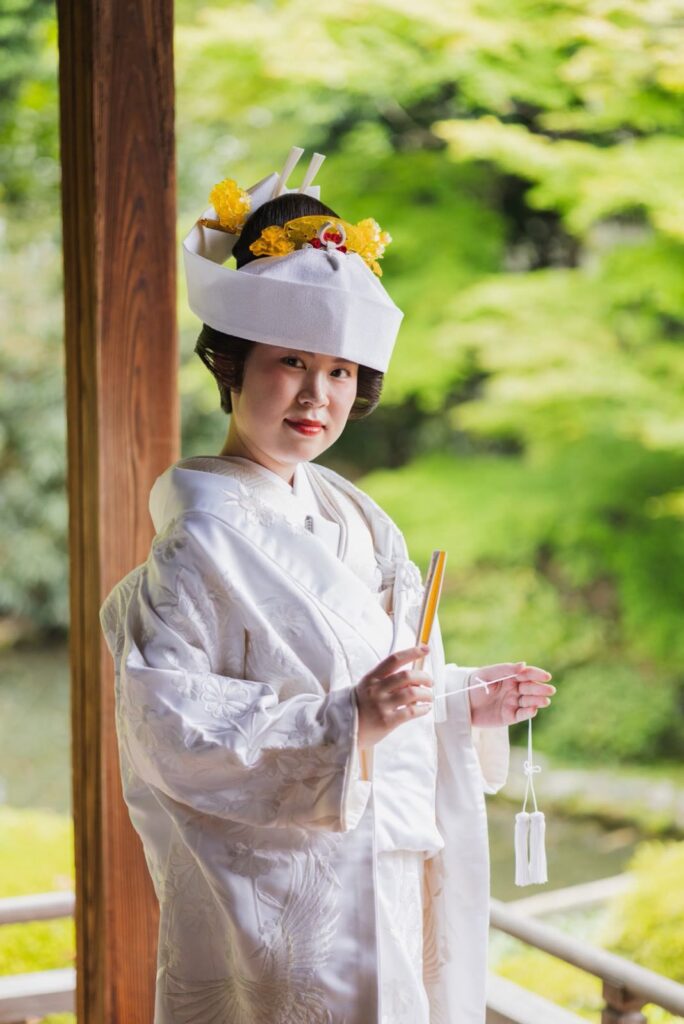随心院で白無垢と紋付袴の和装の前撮り（新緑の見える縁側）