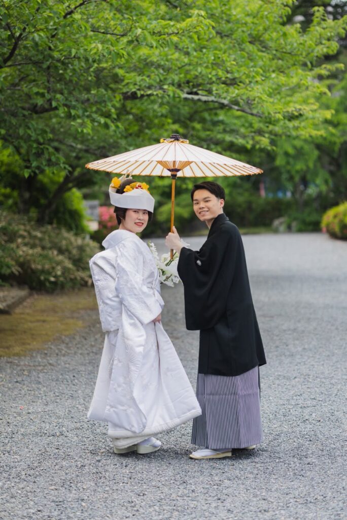 随心院で白無垢と紋付袴の和装の前撮り（新緑の参道と和傘）