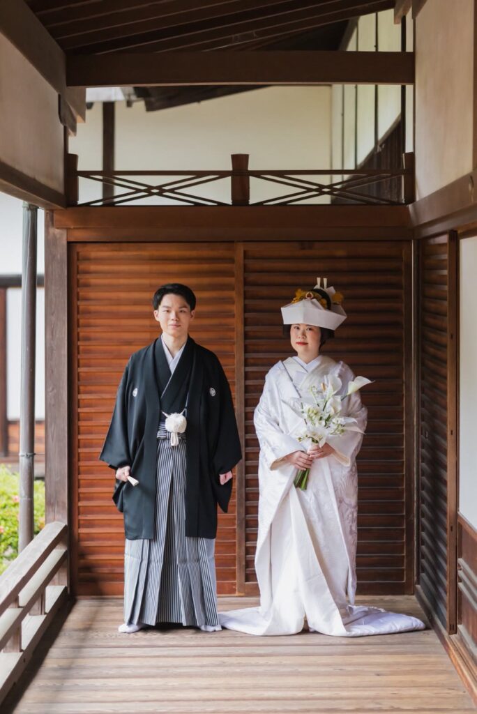 随心院で白無垢と紋付袴の和装の前撮り（縁側で）