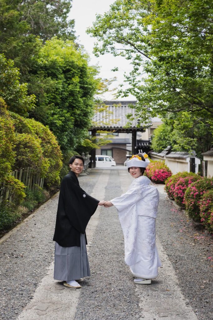 随心院で白無垢と紋付袴の和装の前撮り（新緑の参道）