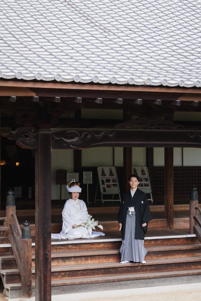 随心院で白無垢と紋付袴の和装の前撮り（本堂の縁側）