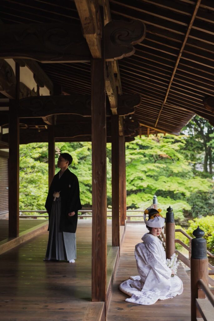随心院で白無垢と紋付袴の和装の前撮り（新緑の見える回廊）