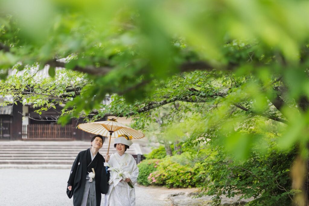 随心院で白無垢と紋付袴の和装の前撮り（新緑の境内と和傘）