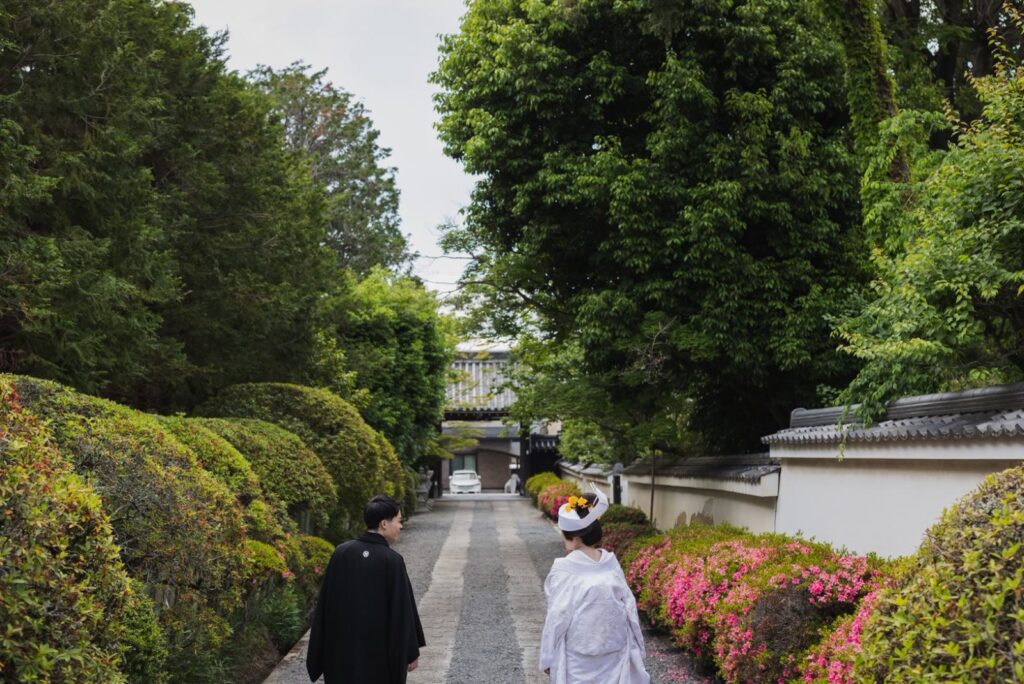随心院で白無垢と紋付袴の和装の前撮り（つつじの咲く参道）