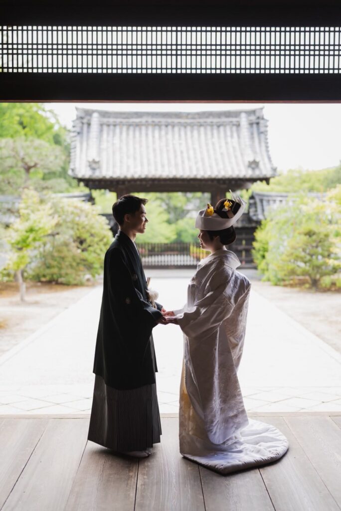 随心院で白無垢と紋付袴の和装の前撮り（縁側から見る門）