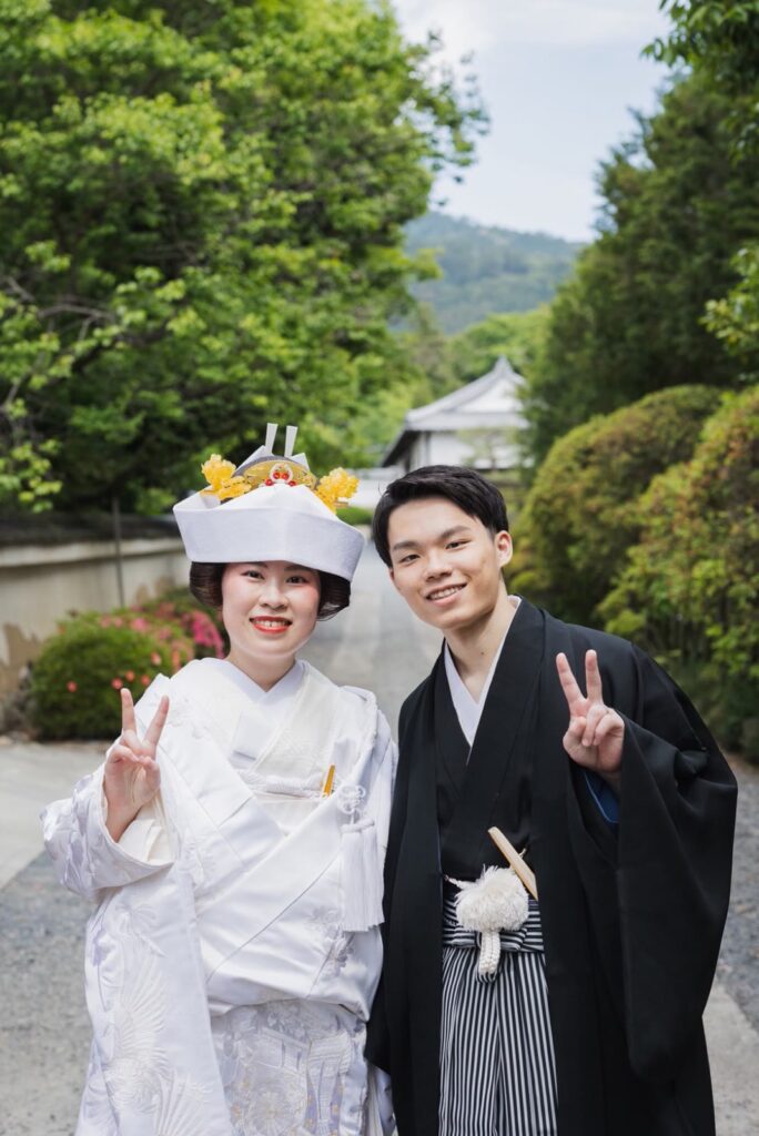 随心院で白無垢と紋付袴の和装の前撮り（新緑の参道）